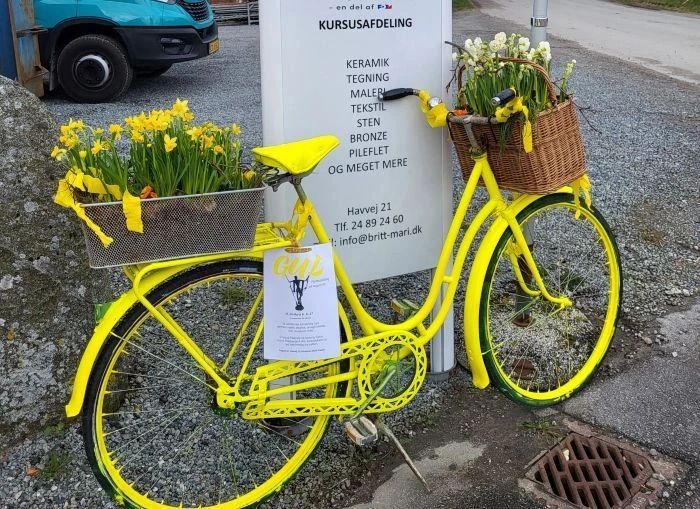 Gul cykel med påskeblomster